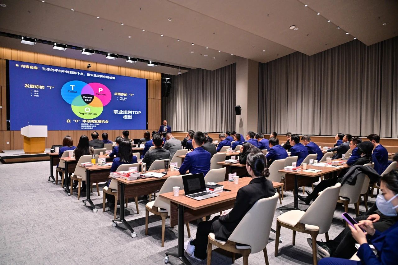 新亞科技全球CEO陳雪峰為君旺團隊做培訓